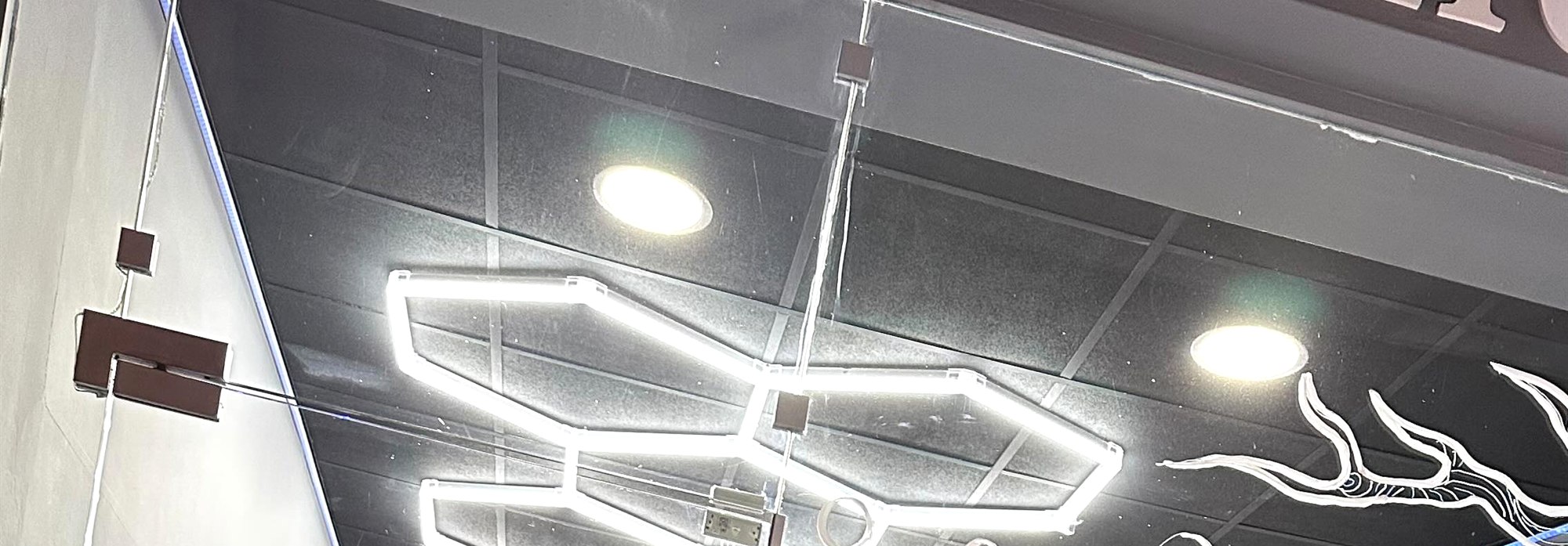 Το εξαγωνικό φωτιστικό οροφής στο Infinity Barber Shop